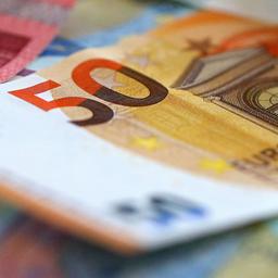 Mehrere Euro-Scheine liegen neben- und übereinander.