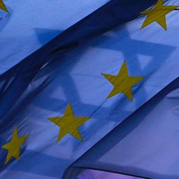 Der Davidstern auf einer israelischen Nationalflagge ist hinter einer Europaflagge zu sehen.