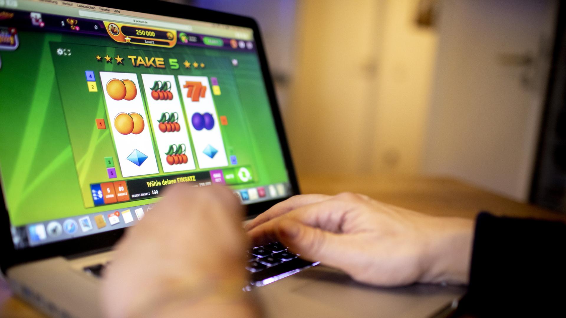Ein Mann spielt an einem Laptop in einem Onlinecasino. | ARD-aktuell/Henning Retzlaff