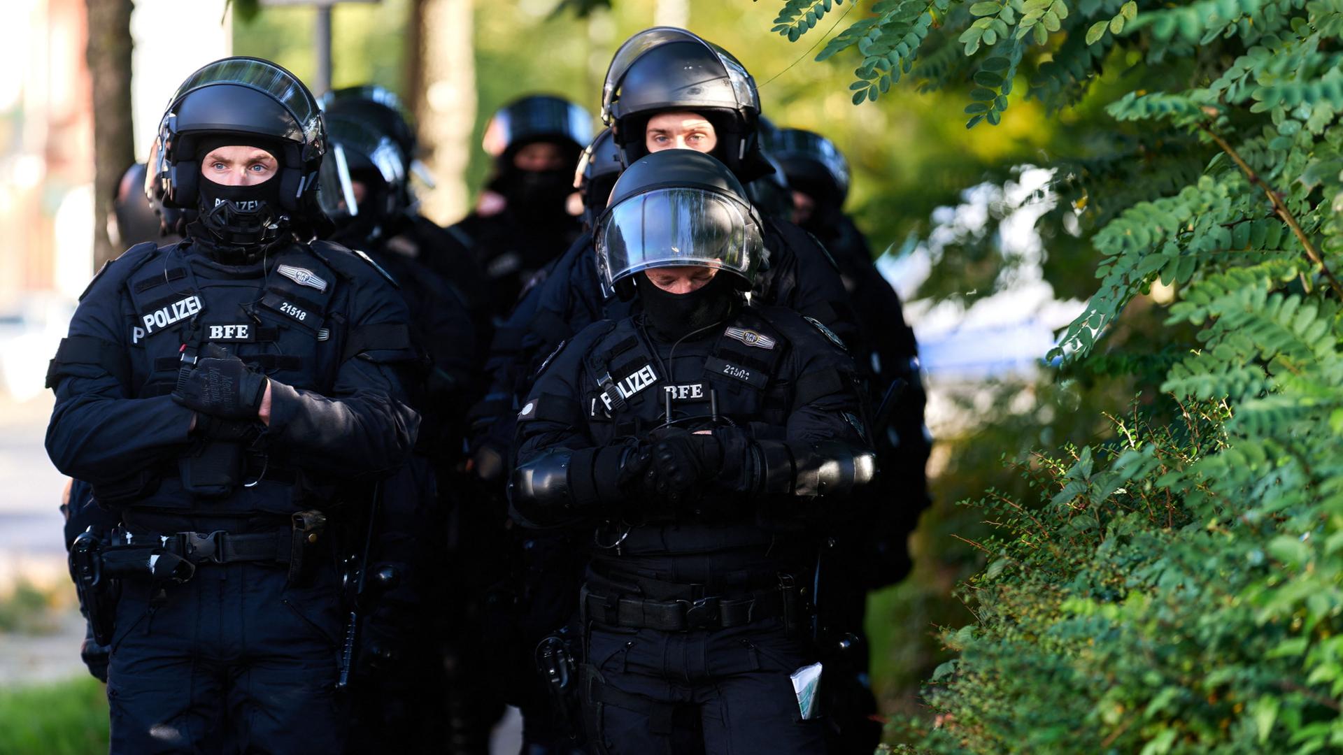 Polizeibeamte stehen am Rande einer Demonstration. | Marcus Golejewski/dpa