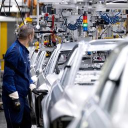 Mitarbeiter von BMW arbeiten im Stammwerk in der Produktion an der Karosserie von verschiedenen Modellen des Autoherstellers.