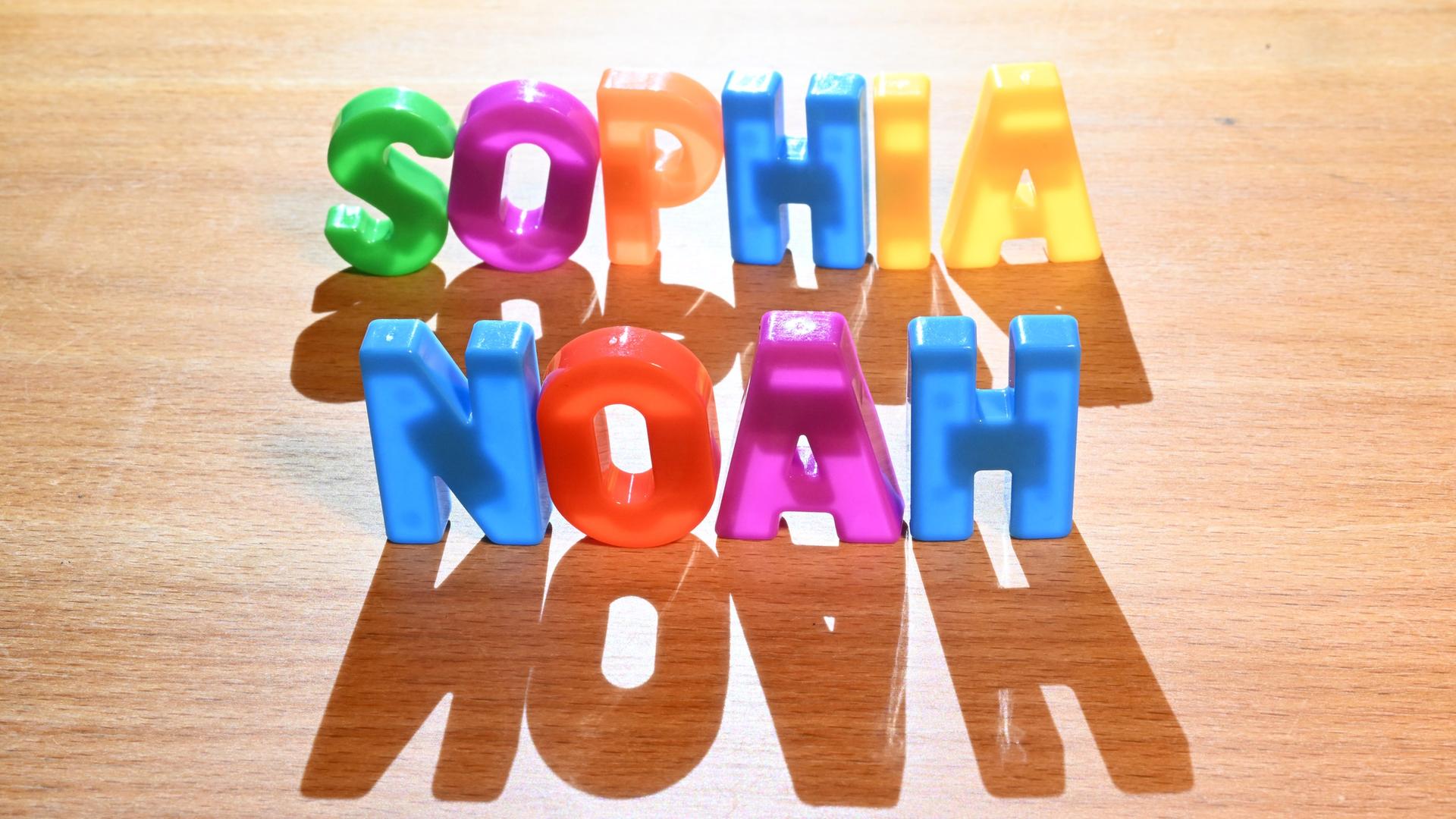 Die Vornamen Sophia und Noah, arrangiert in bunten Buchstaben-Figuren | dpa