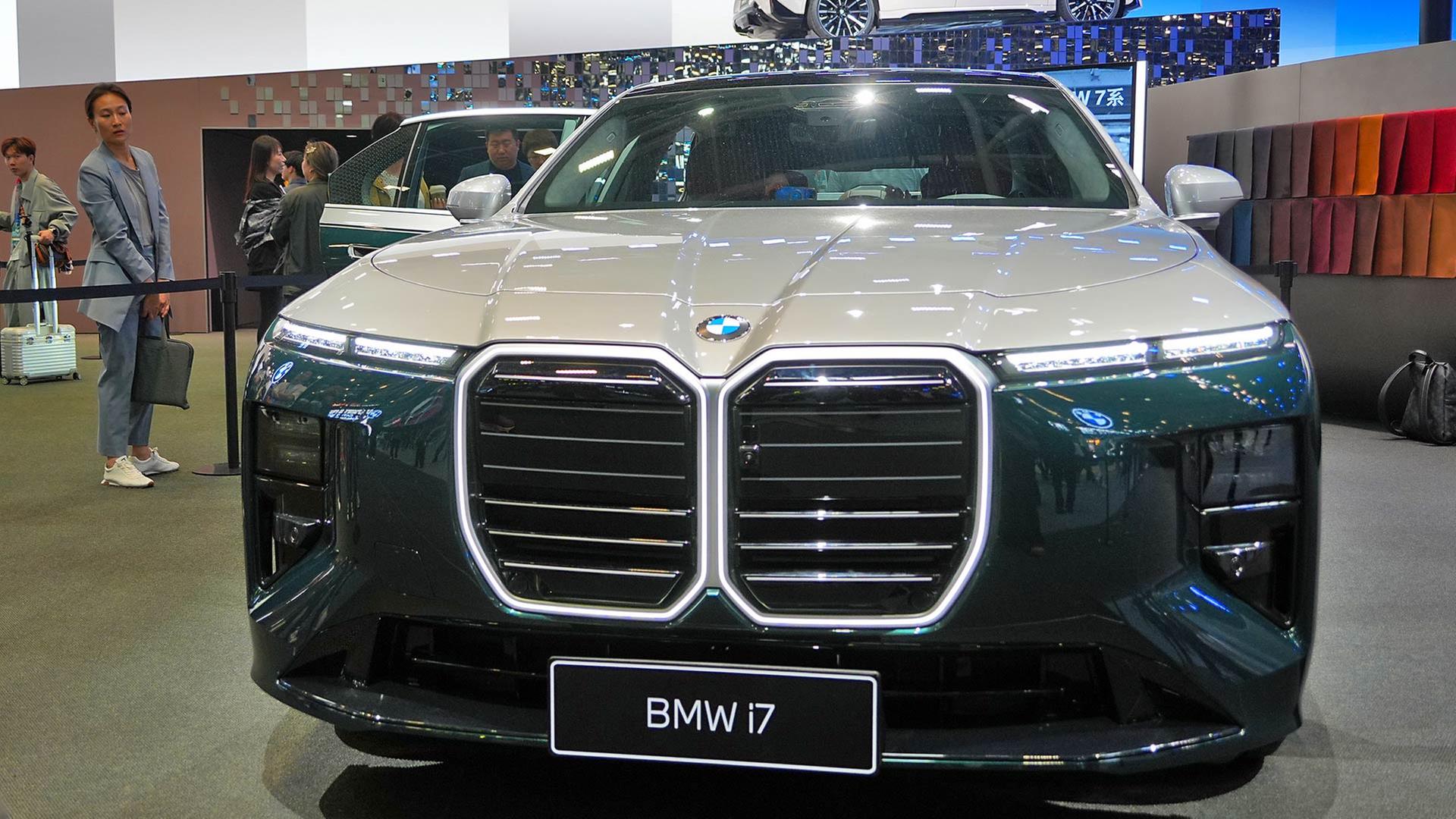 Messebesucherin neben einem BMW i7 auf der Auto China 2026. | picture alliance / CFOTO