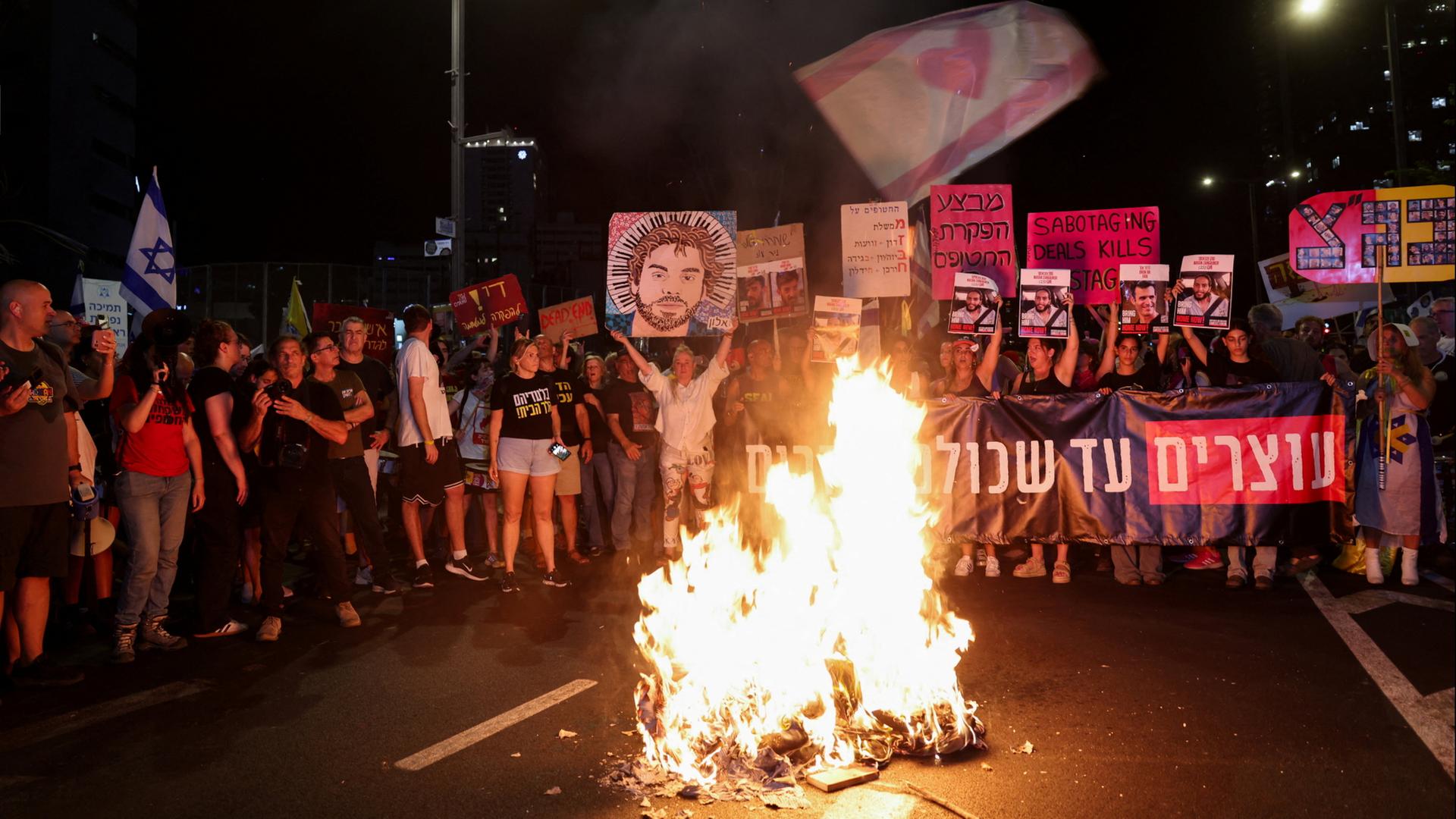 Geisel-Angehörige in Israel demonstrieren für eine Waffenruhe. | REUTERS