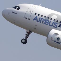 Ein Airbus A320neo startet.