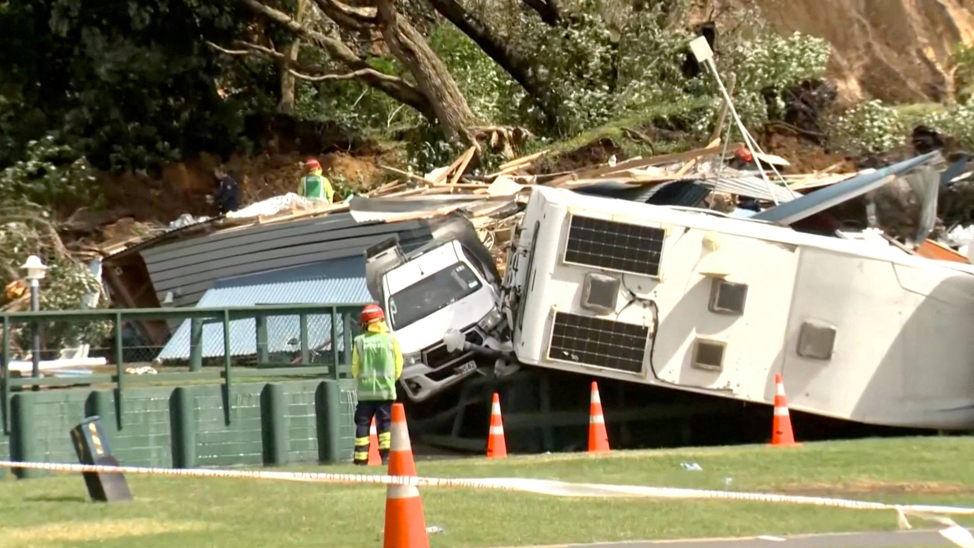 Beschädigte Wohnwagen und Fahrzeuge nach einem Erdrutsch auf einem Campingplatz in Mount Maunganui, Neuseeland. | TVNZ via REUTERS TV/Handout via REUTERS