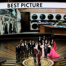 Das Team des Films "Everything Everywhere All at Once" nimmt bei der Oscarverleihung den Preis für den Besten Film entgegen.