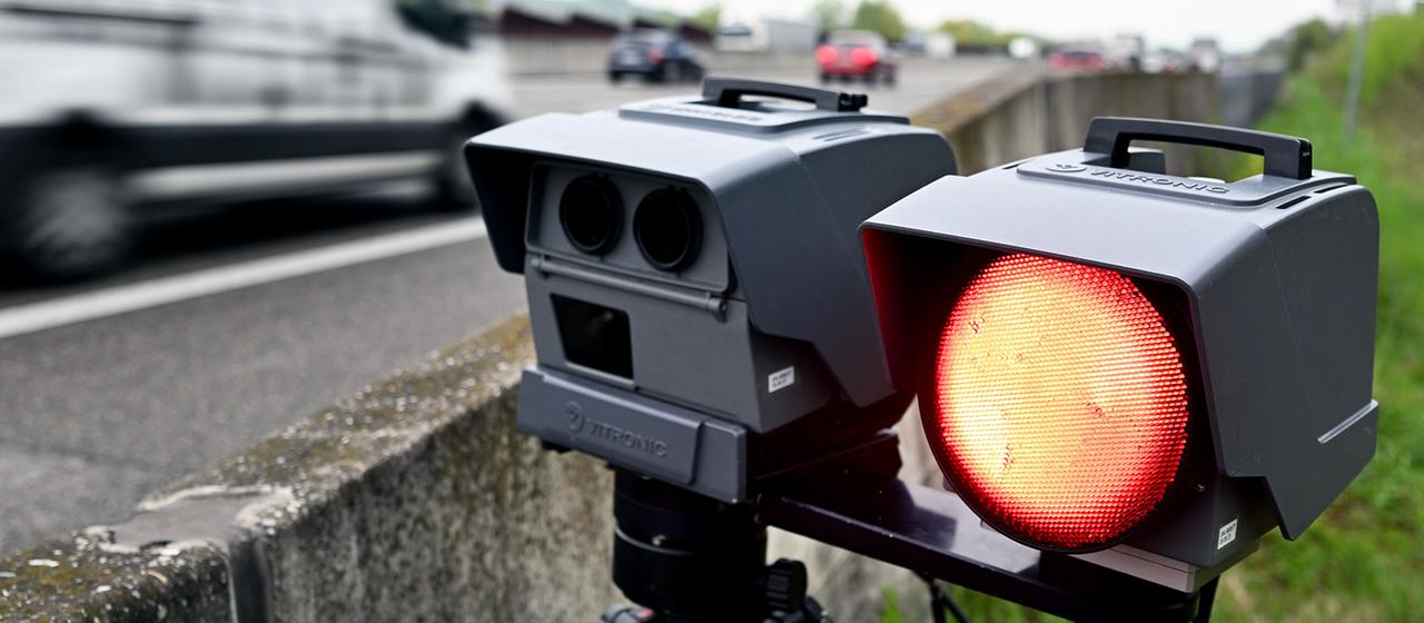 Mobile Geschwindigkeitsmessanlage steht am Rand der A6