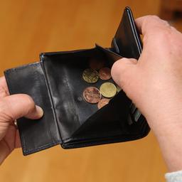 Portemonnaie mit wenigen Münzen