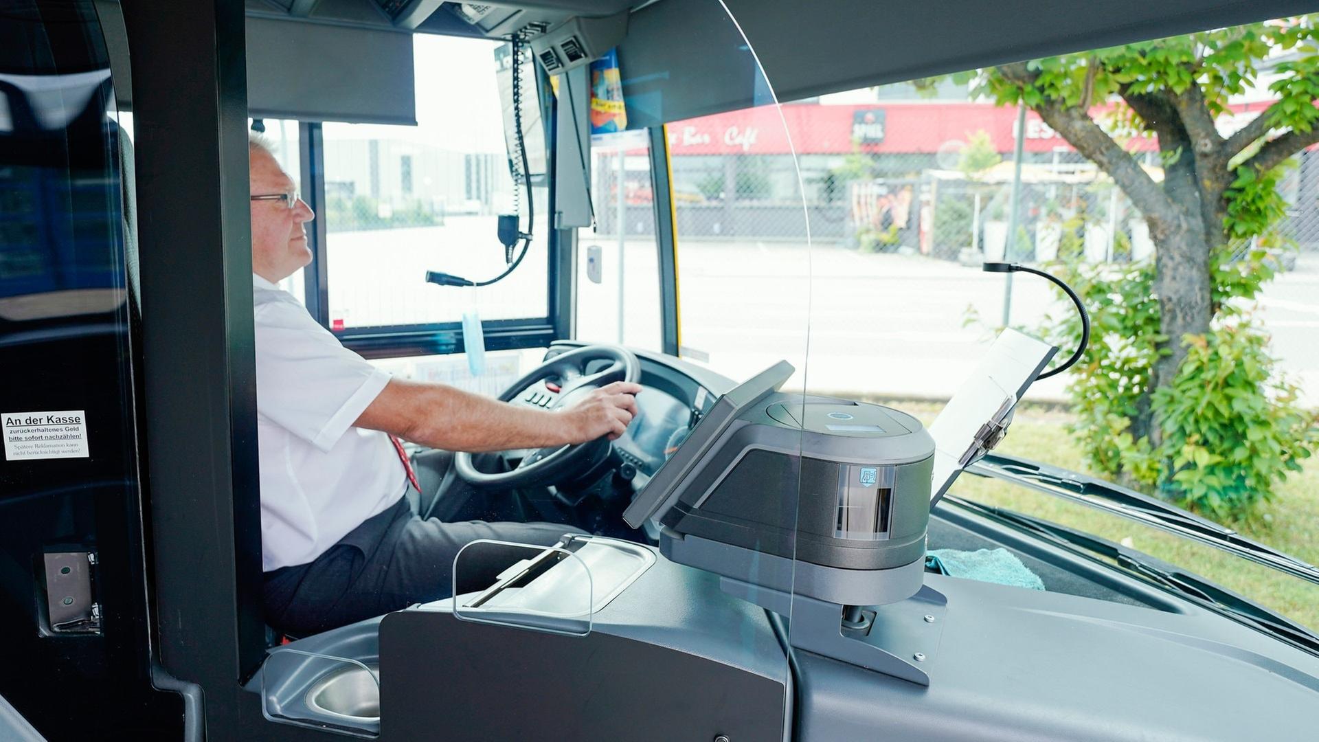 Ein Busfahrer steuert einen Bus der Südwestdeutschen Landesverkehrs-GmbH. | picture-alliance / Reportdienste, Uwe Anspach