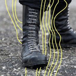 Springerstiefel mit weißen Schnürsenkeln