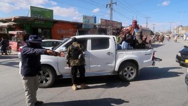 Pakistanische Sicherheitsbeamte kontrollieren Menschen an einem Straßenkontrollpunkt in Quetta, der Provinzhauptstadt der Provinz Belutschistan.