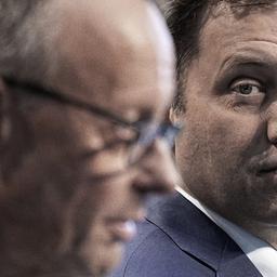 Friedrich Merz (l), Unions-Kanzlerkandidat und CDU-Bundesvorsitzender, und Lars Klingbeil, SPD-Fraktions- und Bundesvorsitzender, geben eine Pressekonferenz der Parteivorsitzenden von Union und SPD zur Vorstellung des Koalitionsvertrages im Paul-Löbe-Haus.