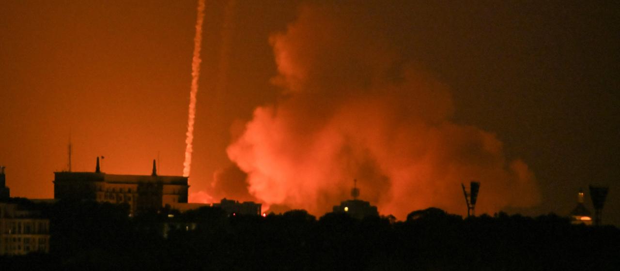 In der ukrainischen Hauptstadt Kiew steigt Rauch am Himmel auf