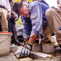 Künstler Demnig bei der Stolpersteinverlegung in Mecklenburg-Vorpommern im September