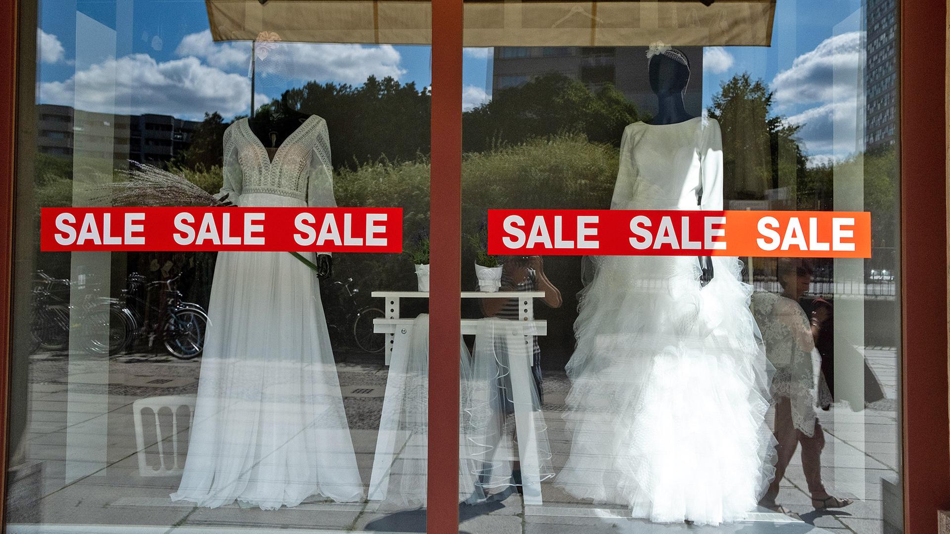Brautkleider sind in einem Berliner Laden im Angebot. (Quelle: Picture Alliance/Martin Bertrand) | Picture Alliance/Martin Bertrand