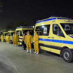 Ägyptische Rettungskräfte stehen nahe der Stadt Luxor neben Krankenwagen.