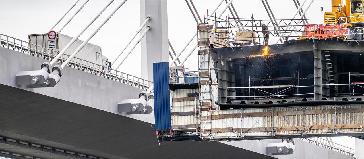 Abbruch der alten A40 Rheinbrücke Neuenkamp.