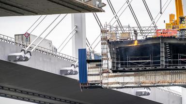 Abbruch der alten A40 Rheinbrücke Neuenkamp.