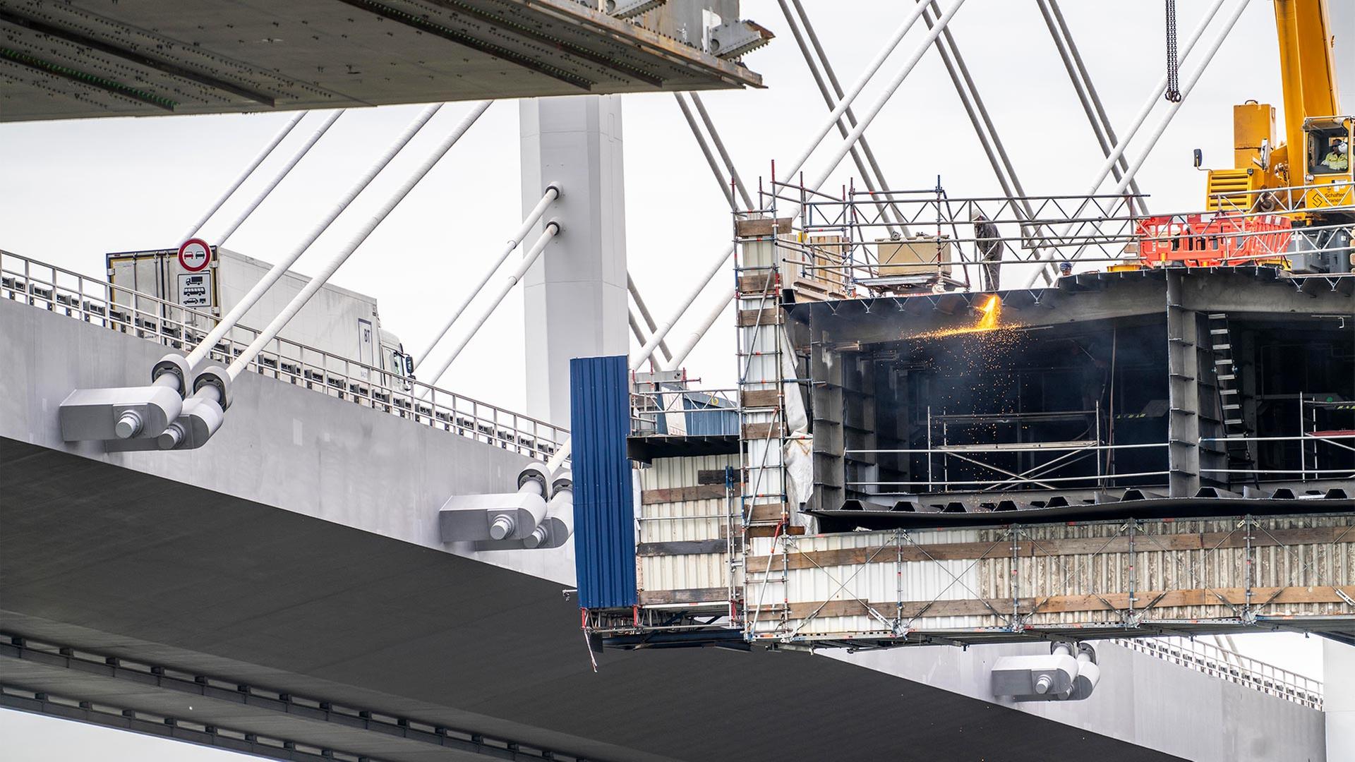 Abbruch der alten A40 Rheinbrücke Neuenkamp. | picture alliance / Jochen Tack