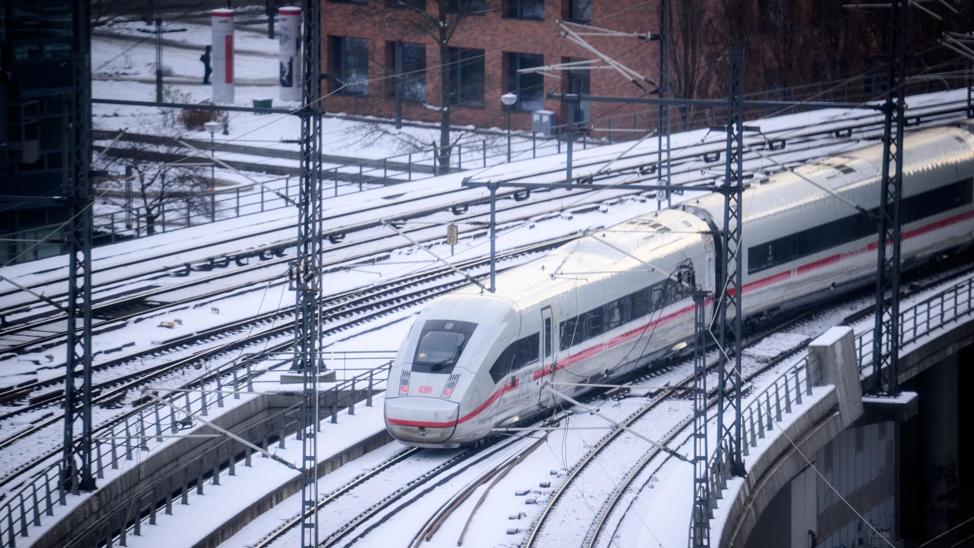 Ein ICE-Zug fährt am 8. Januar 2026 aus dem Berliner Hauptbahnhof. | dpa