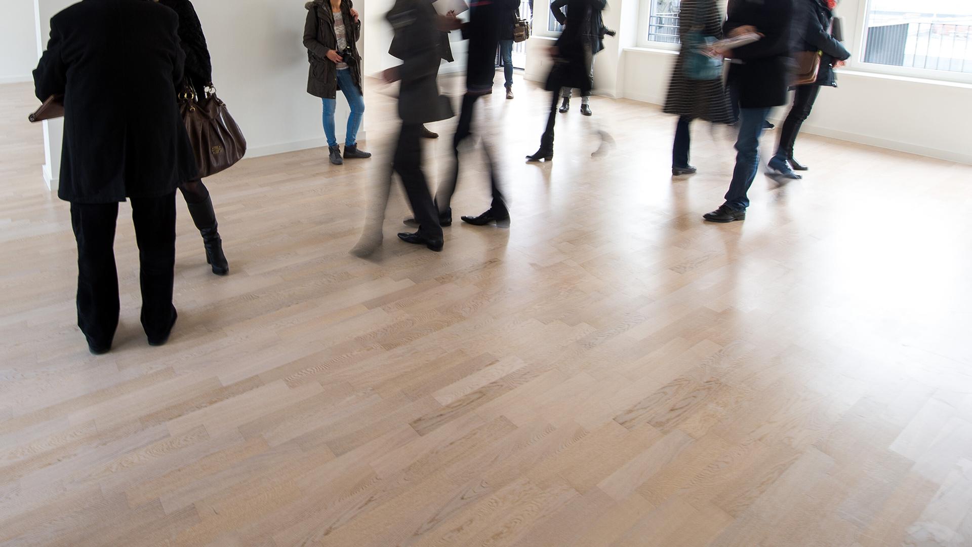 Interessenten besichtigen eine freie Wohnung. | picture alliance / Lukas Schulze