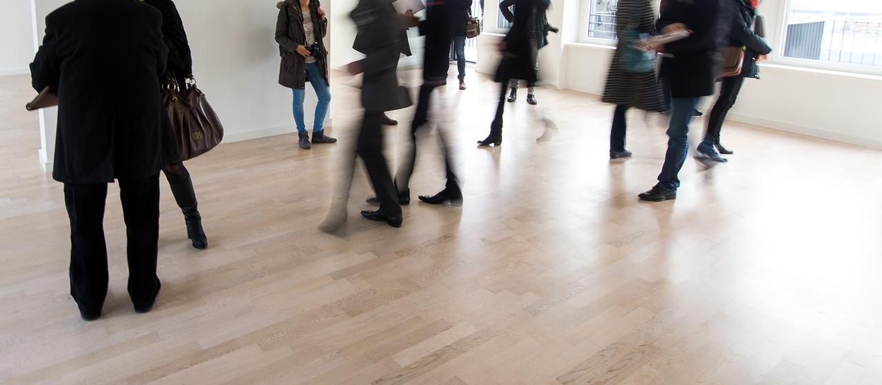 Interessenten besichtigen eine freie Wohnung.