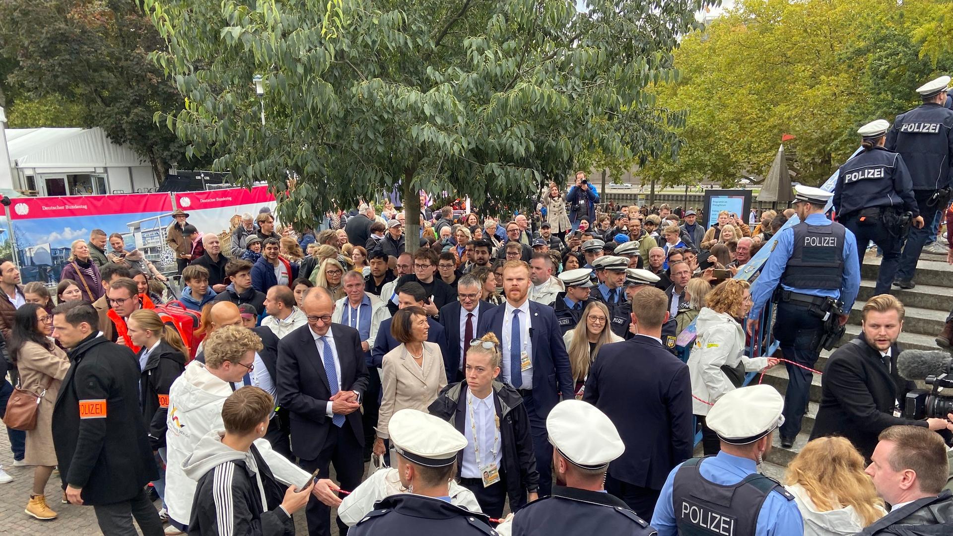 Bundeskanzler Friedrich Merz auf einem Rundgang über das Bürgerfest in Saarbrücken | Florian Decker/SR