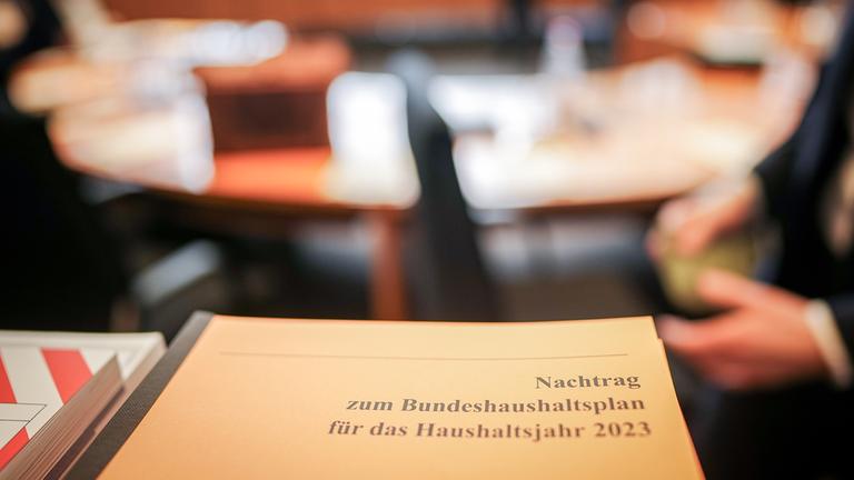 Ein Ordner liegt im Sitzungssaal bei der Bereinigungssitzung des Haushaltsausschusses des Bundestags.