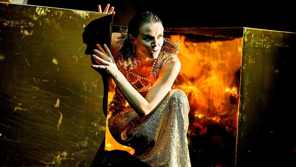 Das Stück will zum Nachdenken anregen: Darüber, wie schmerzhaft es für Betroffene sexualisierte Gewalt oftmals ist, wenn vor Gericht Aussagen angezweifelt werden. | Sebastian Hoppe Henriette Hölzel im Theaterstück "Prima Facie" in Dresden: Junge Frau auf einer Bühne mit weißem Hemd und Zopf, liegend mit gespreizten Beinen