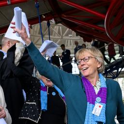 Die Schweizer Klimaseniorinnen jubeln nach der Urteilsverkündung in Straßburg.