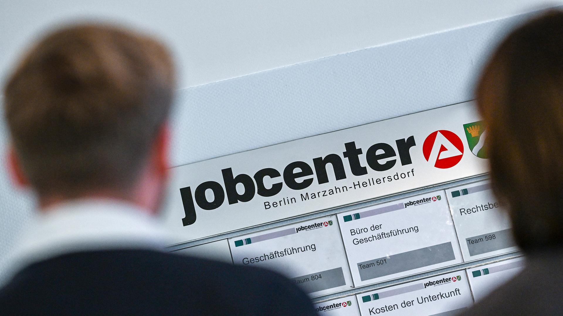 Eine Informationstafel im Jobcenter Marzahn-Hellersdorf (Berlin) der Agentur fÃ¼r Arbeit. | picture alliance/dpa