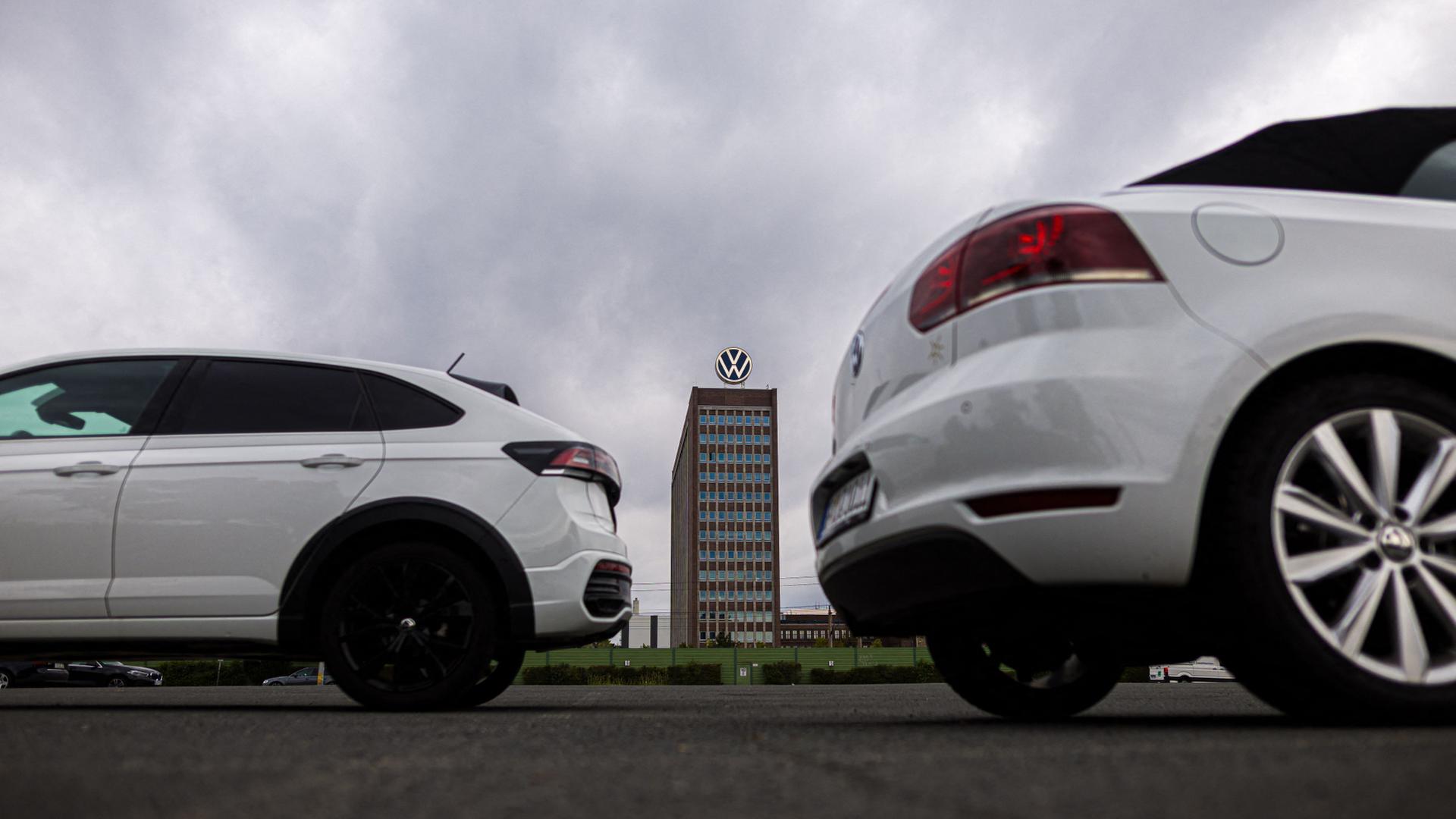 Autos von VW parken vor dem VW-Markenhochhaus. | Moritz Frankenberg/dpa