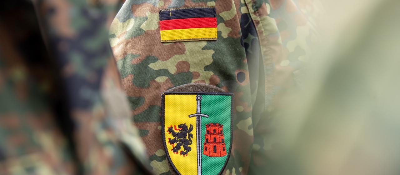 Ein Bundeswehrsoldat steht mit dem Patch der Litauen-Brigade beim Aufstellungsappell der Panzerbrigade 45 in der litauischen Hauptstadt Vilnius.