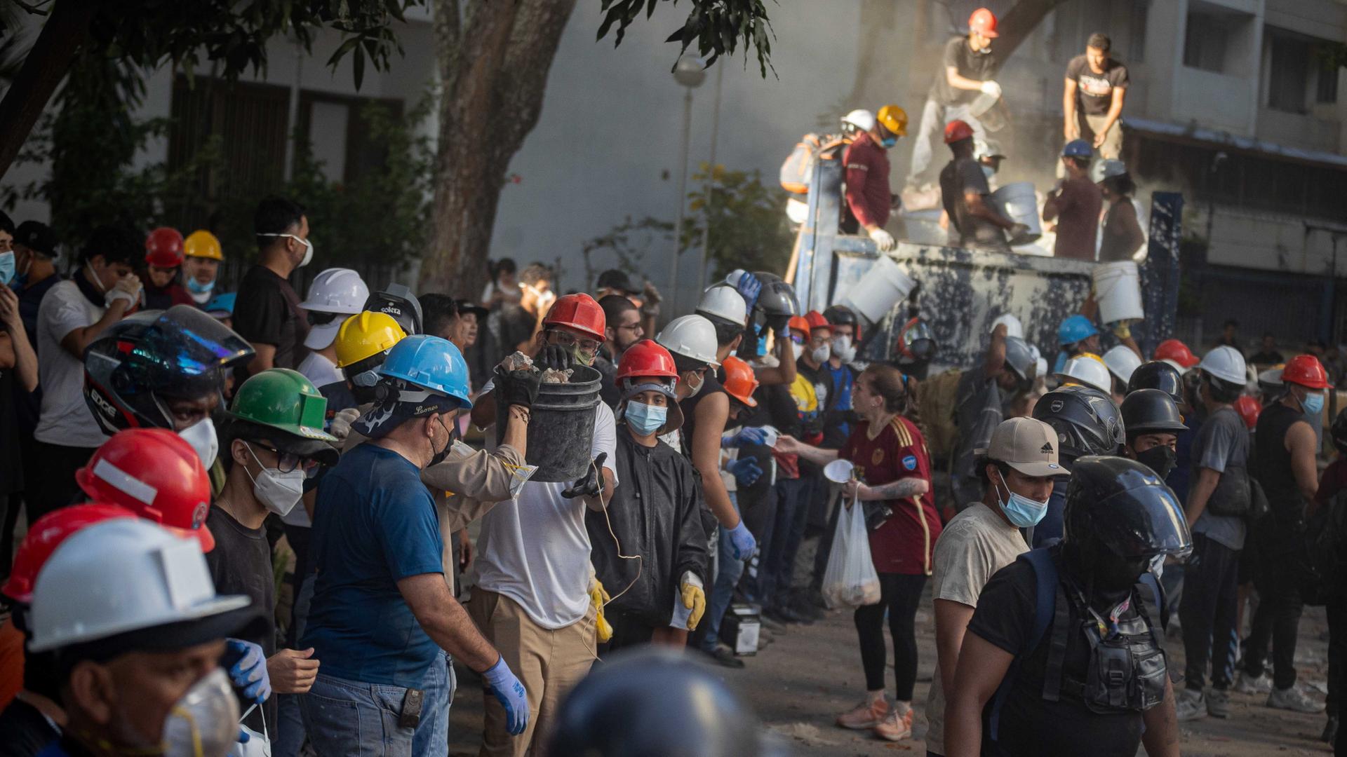 Menschen führen in Caracas, Venezuela, eine Such- und Rettungsaktion durch.  | EPA