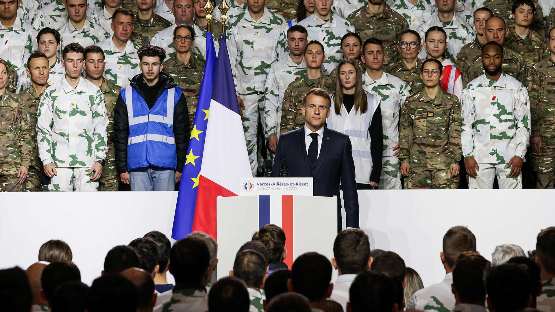 Emmanuel Macron steht an einem Redepult, hinter ihm stehen Militärangehörige. | AFP
