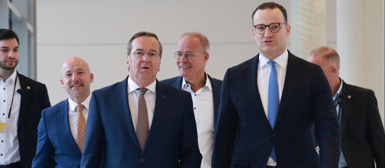 Alexander Hoffmann, Boris Pistorius, Matthias Miersch und Jens Spahn auf dem Weg zu einer Pressekonferenz