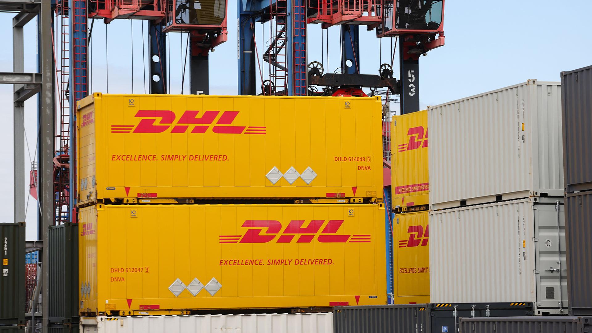  DHL Container im Hamburger Hafen. | dpa