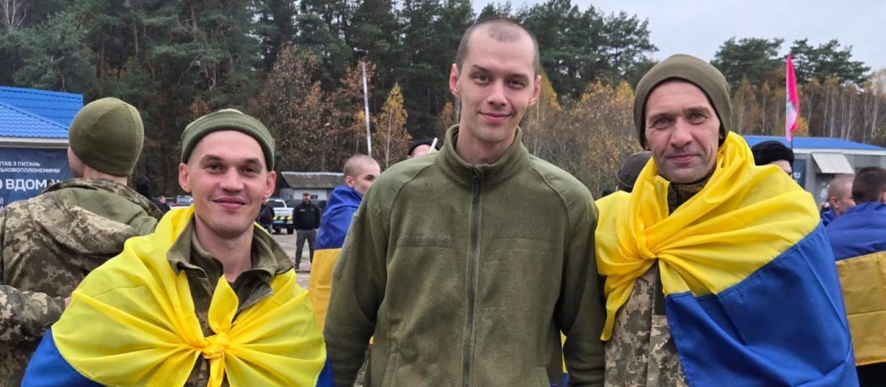 Ehemalige ukrainische Kriegsgefangene nach dem Austausch