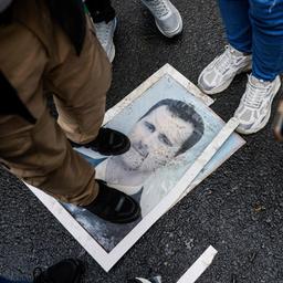 Ein Demonstrant steht auf einem Foto des gestürzten syrischen Präsidenten Bashar al-Assad vor dem syrischen Konsulat in Istanbul