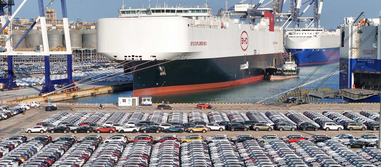Autos warten auf ihre Verladung im Hafen von Yantai