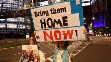 Angehörige von Geiseln, die von der Hamas verschleppt wurden, demonstrieren vor dem israelischen Verteidigungsministerium für die Freilassung ihrer Angehörigen.