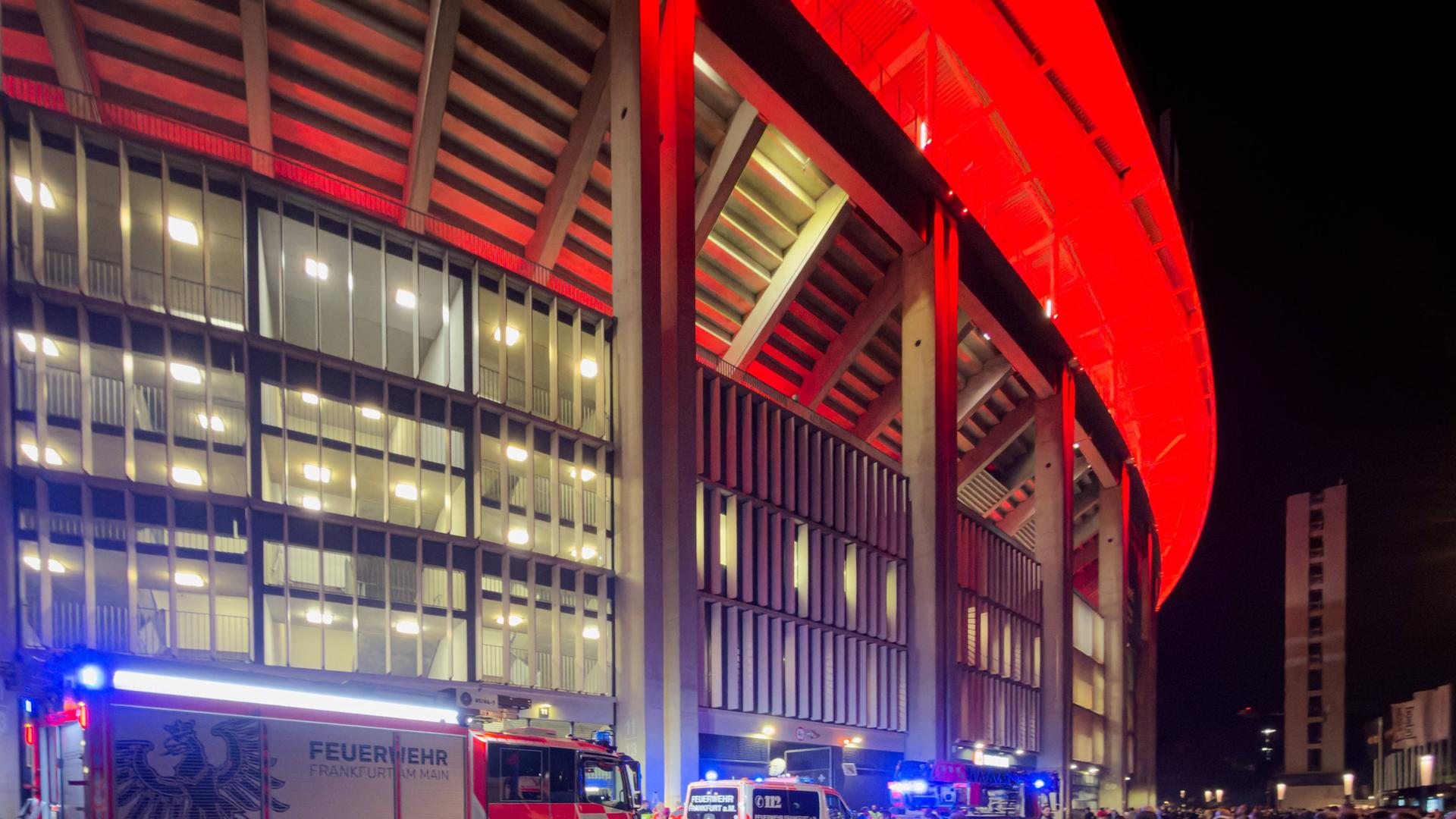 Einsatzfahrzeuge vor dem Eintracht-Stadion | IMAGO / STEINSIEK.CH
