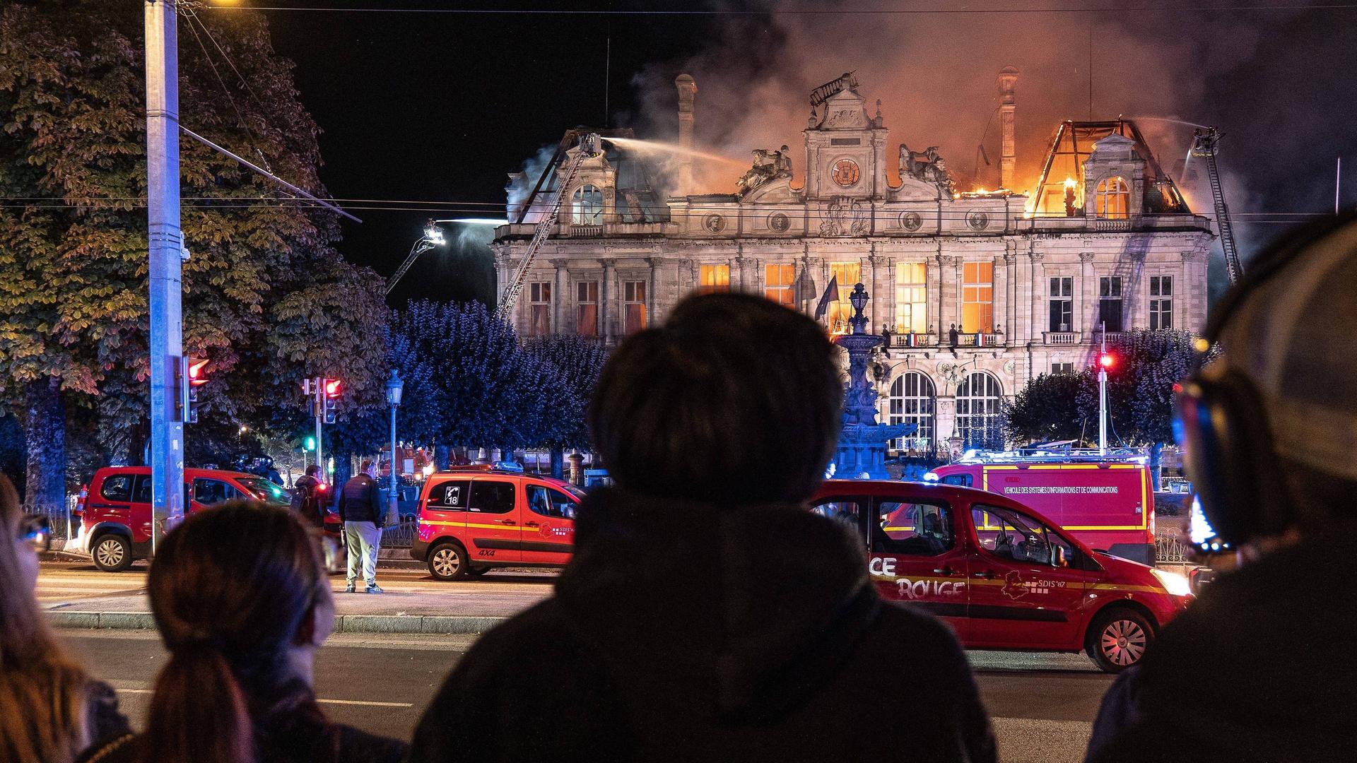 "In den Köpfen bleibt das brennende Rathaus"