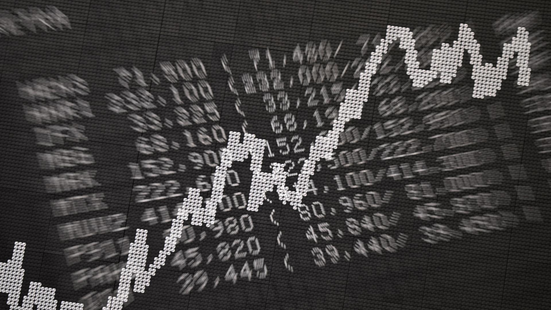 Eine Anzeigetafel mit Kursen von Unternehmen sowie der DAX-Kurve | dpa