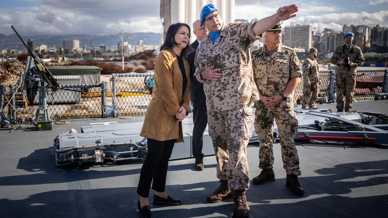 Annalena Baerbock besucht die Fregatte "Baden-Württemberg" der Deutschen Marine in Beirut und spricht mit Kommandeur Dirk Gärtner.