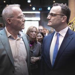 Matthias Miersch , designierter Fraktionsvorsitzender der SPD , und Jens Spahn , designierter Fraktionsvorsitzender der CDU (rechts) bei der Unterzeichnung vom Koalitionsvertrag zur Bildung der neuen Regierung, Berlin, 05.05.2025.