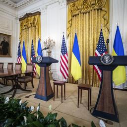 Leeres Podium mit den Flaggen der USA und der Ukraine