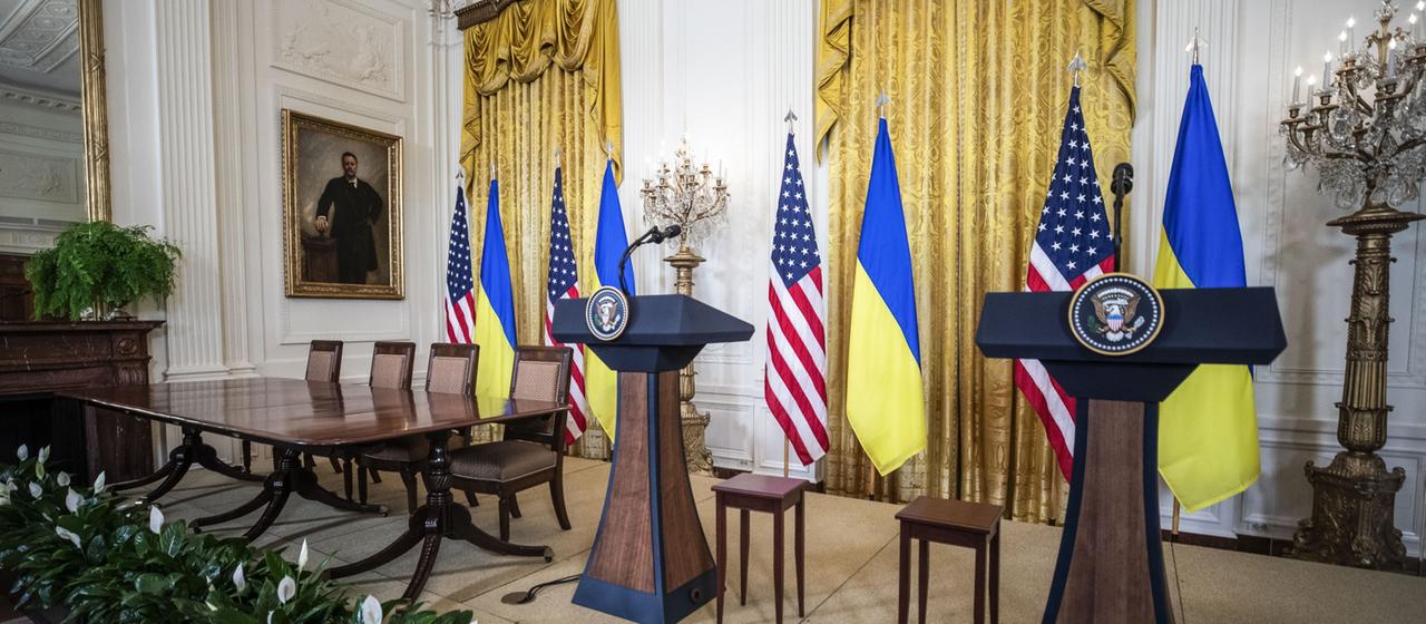 Leeres Podium mit den Flaggen der USA und der Ukraine