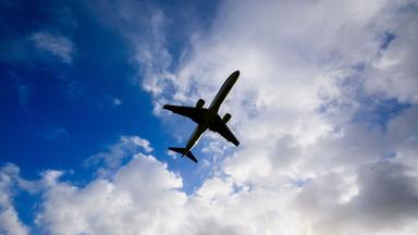 Ein Flugzeug vor der Landung am Flughafen Hannover